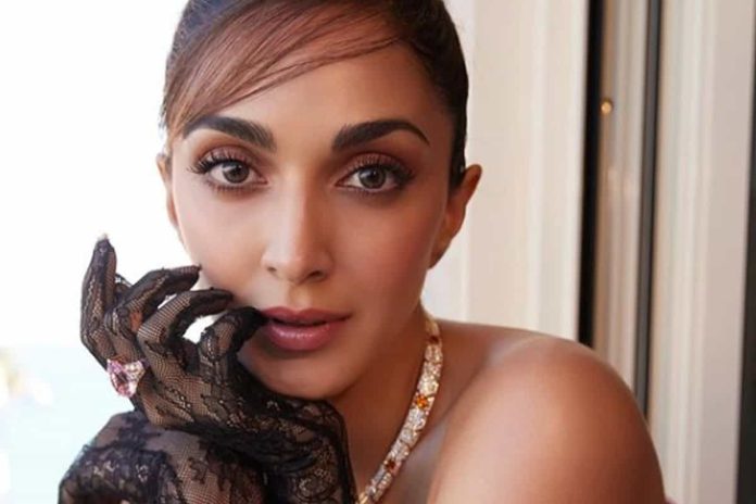 Kiara Advani Necklace Cost : Kiara made her Cannes debut in Barbie look, diamond necklace attracted attention, the price is so much that many will buy luxury houses. Kiara Advani Necklace Cost : Kiara made her Cannes debut in Barbie look, diamond necklace attracted attention, the price is so much that many will buy luxury houses.